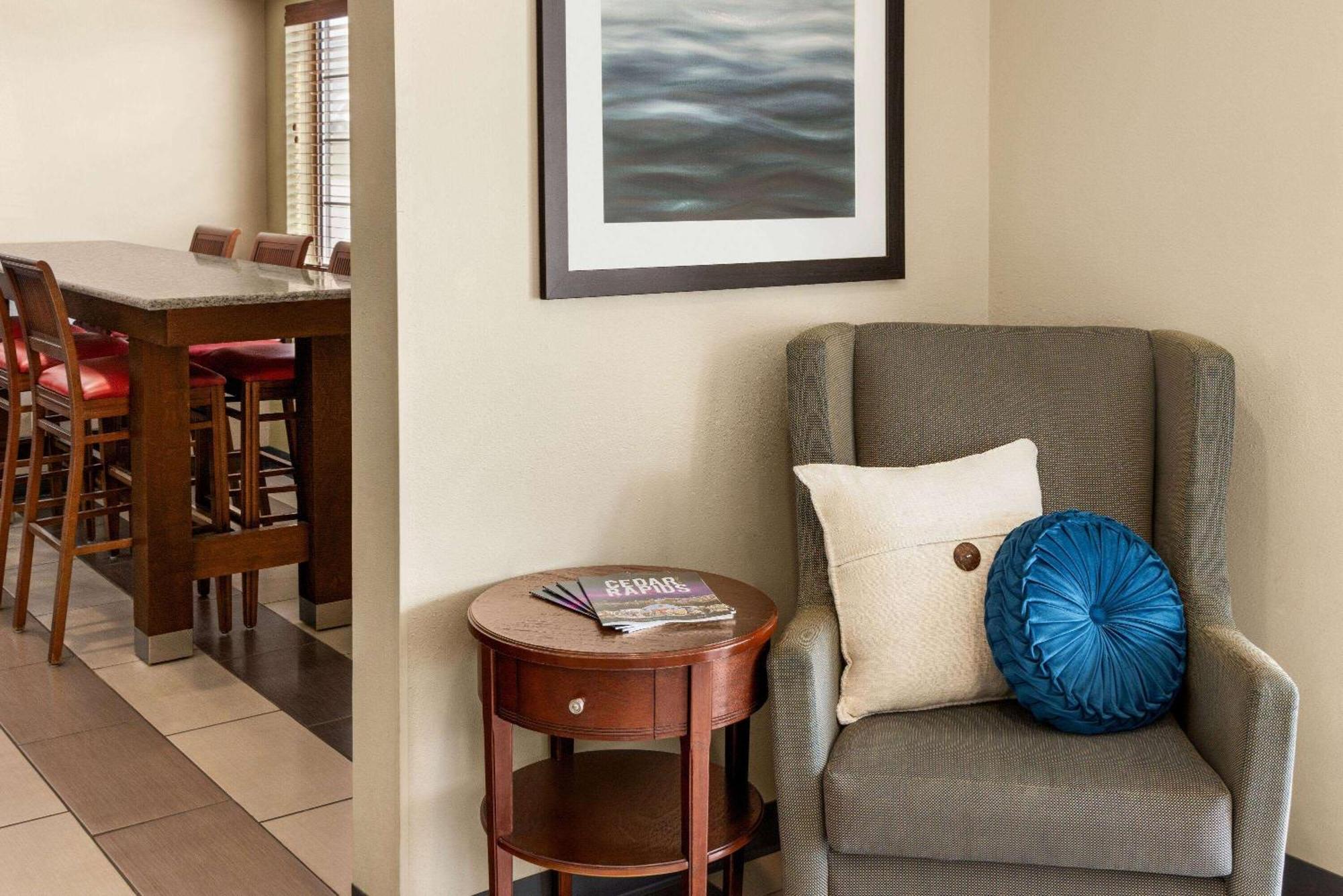 Hotel Baymont By Wyndham Cedar Rapids