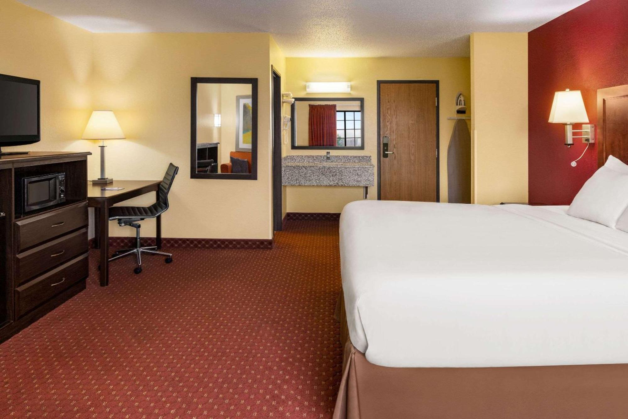Baymont By Wyndham Hotel